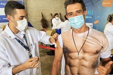 Marcos Pasquim mostra corpo sarado na hora de ser imunizado