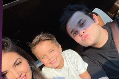 Sertanejo Matheus presenteia esposa com carro avaliado em R$ 500 mil