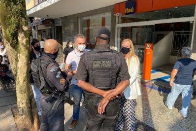Procon precisa acionar PM para fiscalizar agência bancária no centro de Petrópolis