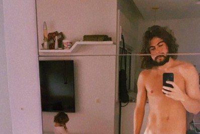 Com calça baixa e sem camisa, Rafael Vitti posa na web: 'É biscoito?'