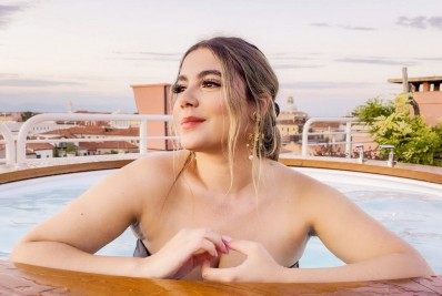 Cantora Belita distribui picolés nas praias do Rio para promover novo single