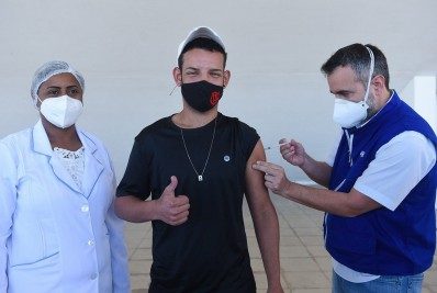 Meninos de 15 anos serão vacinados contra a Covid-19 nesta quinta-feira (9) em Campos