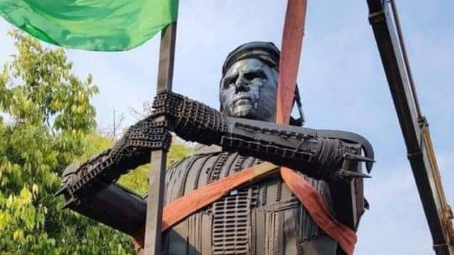 Est&aacute;tua de Bolsonaro &eacute; inaugurada e medida divide opini&otilde;es