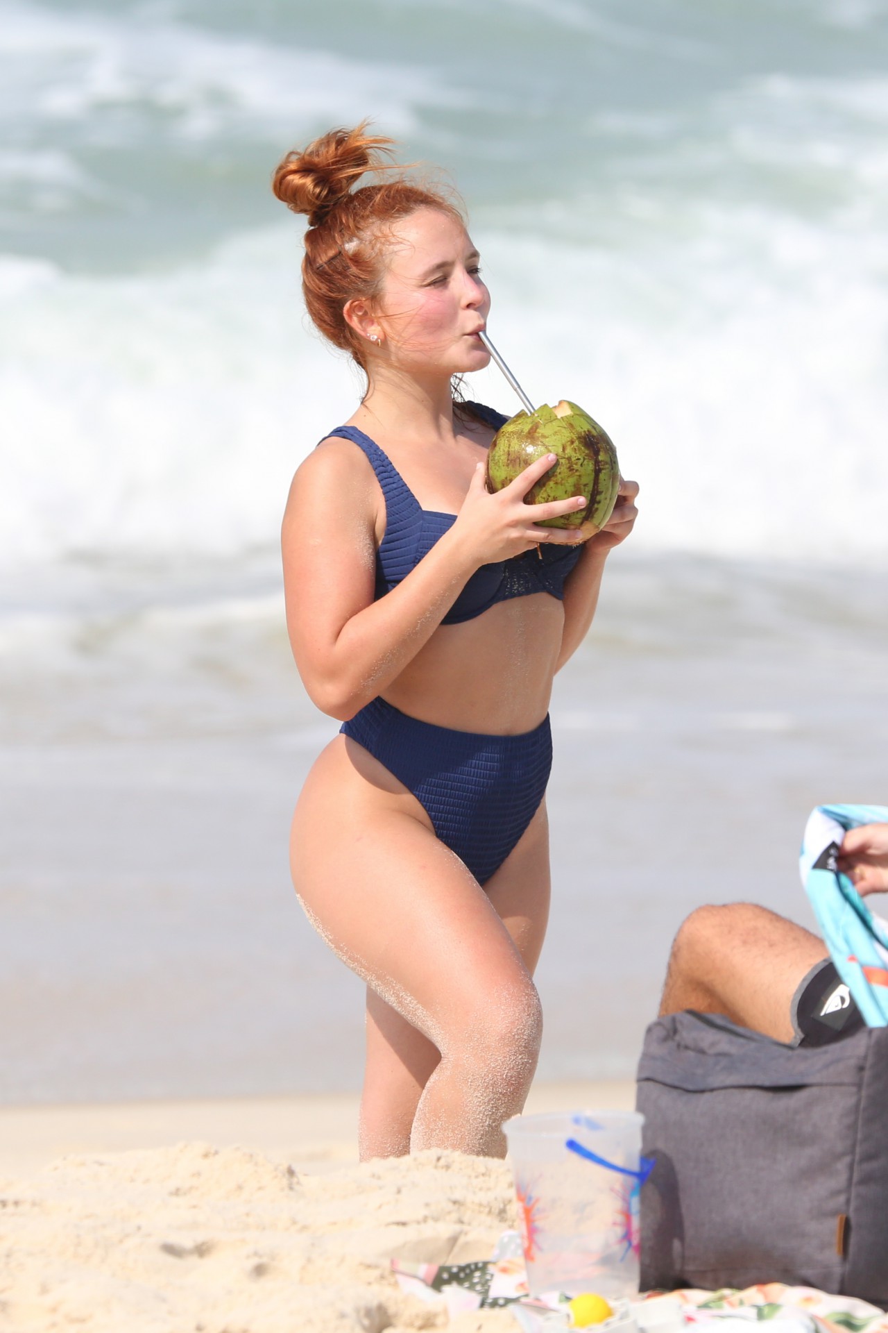 Larissa Manoela curte mais um dia de praia na Barra da Tijuca, na Zona Oeste do Rio, na manhã desta quarta-feira - Ag. News
