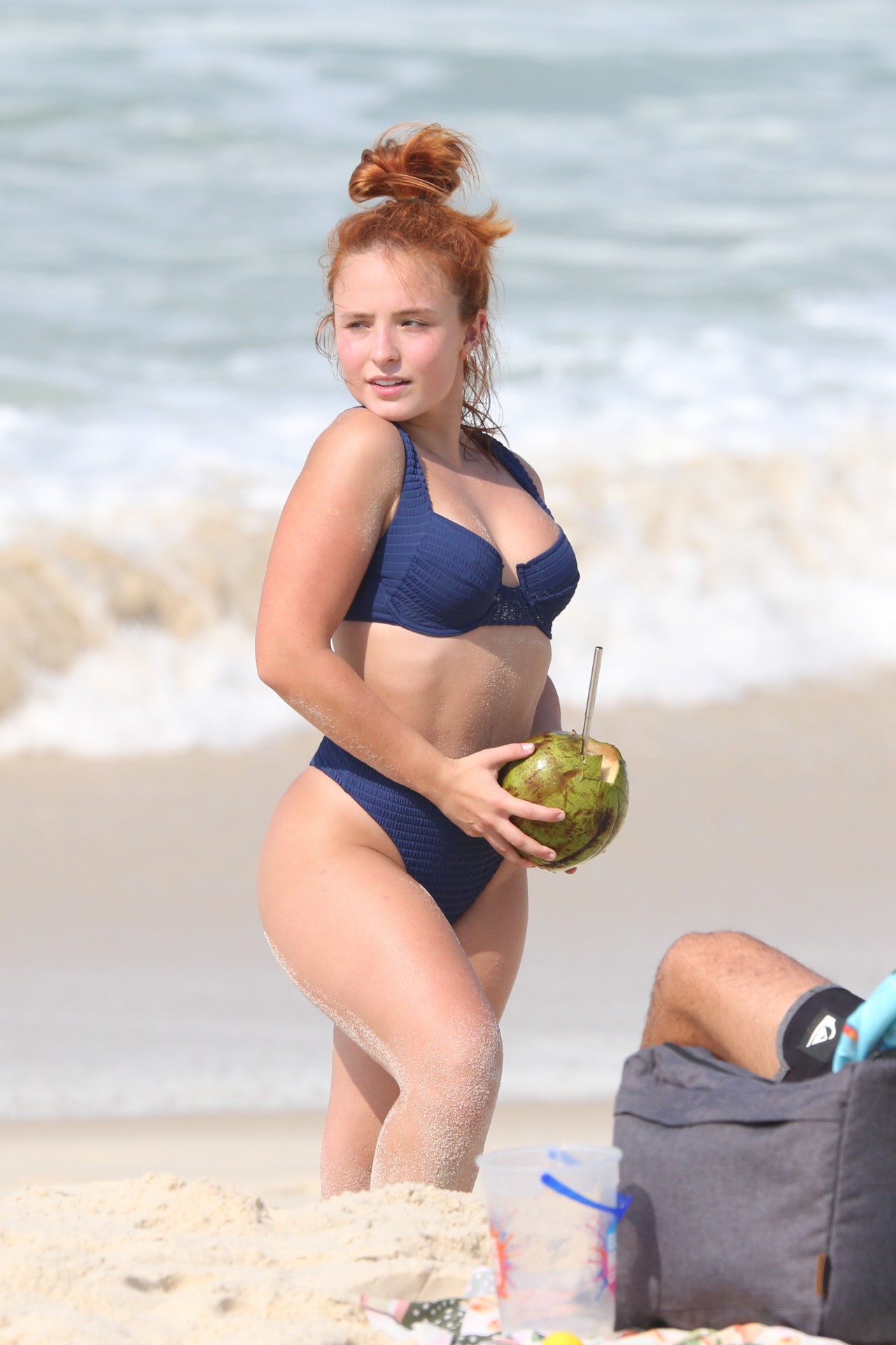 Larissa Manoela curte dia de praia no Rio - Ag. News