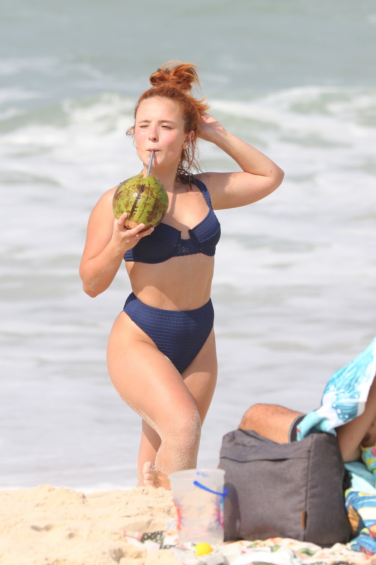 Larissa Manoela curte mais um dia de praia na Barra da Tijuca, na Zona Oeste do Rio, na manhã desta quarta-feira - Ag. News