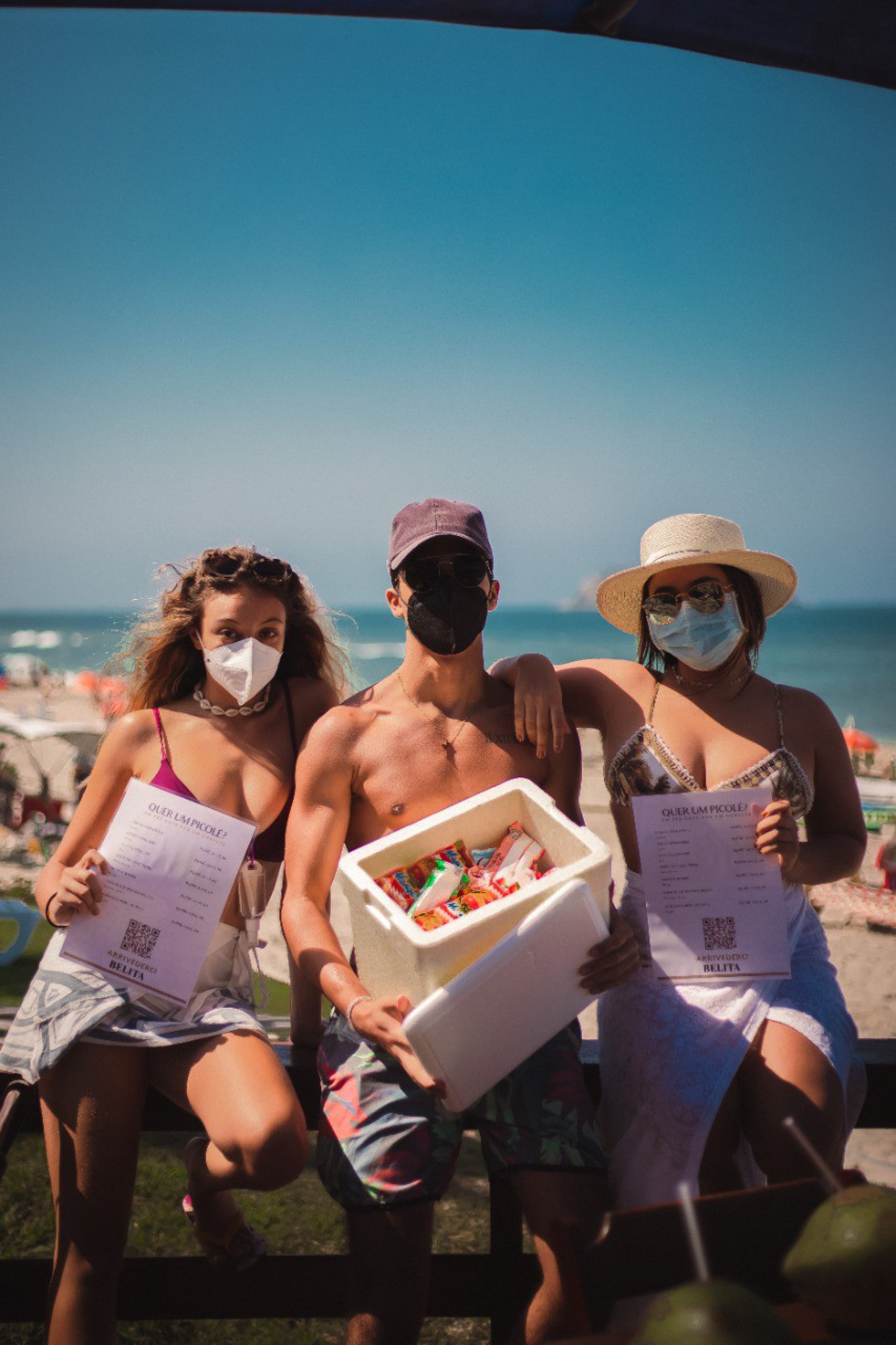 A cantora Belita apostou na distribuição de picolés em praias do Rio para divulgar seu novo single - Divulgação