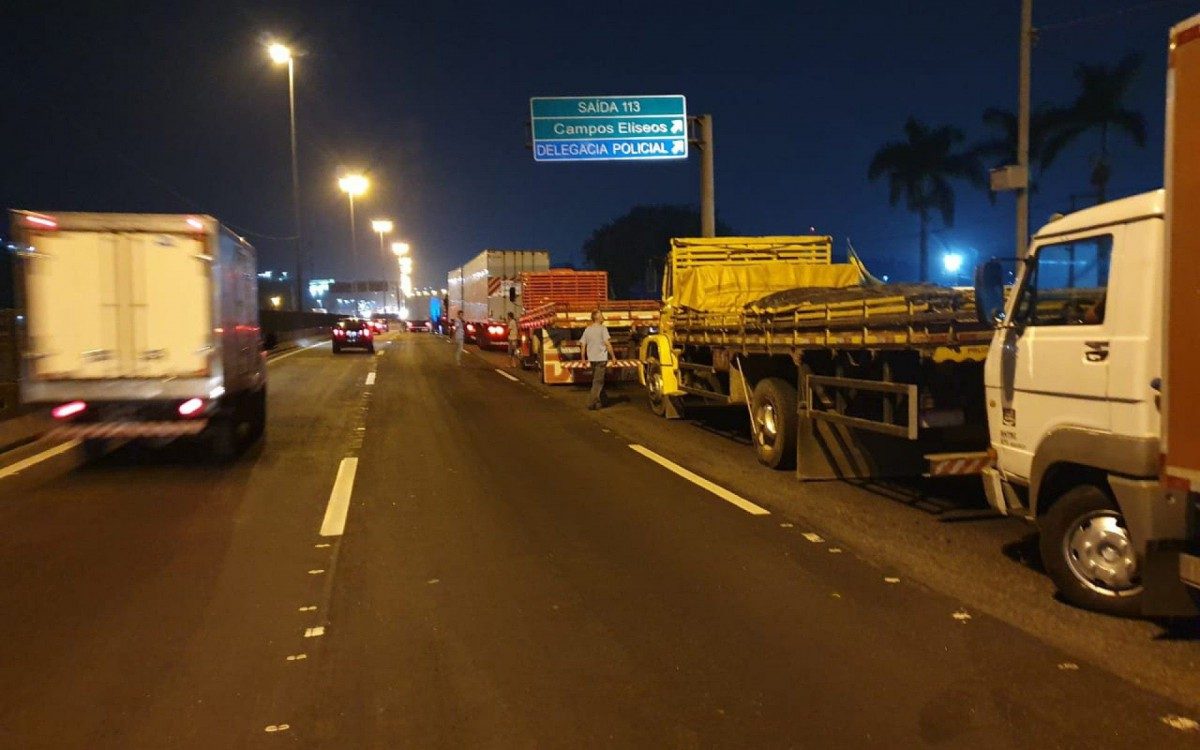 Caminhoneiros bloqueiam pistas da BR-040, na altura da Reduc, em protesto bolsonarista