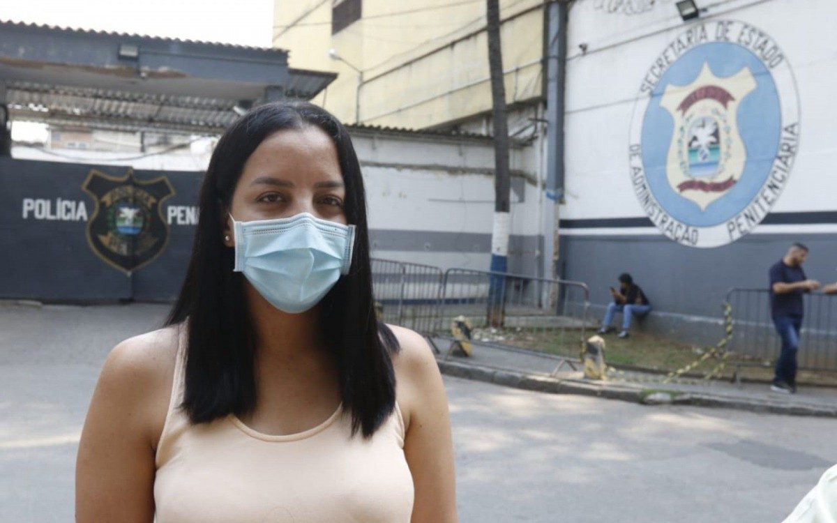 Érica Armond, esposa de Raoni, em frente à Cadeia Pública Frederico Marques, em Benfica - Reginaldo Pimenta/Agência O Dia