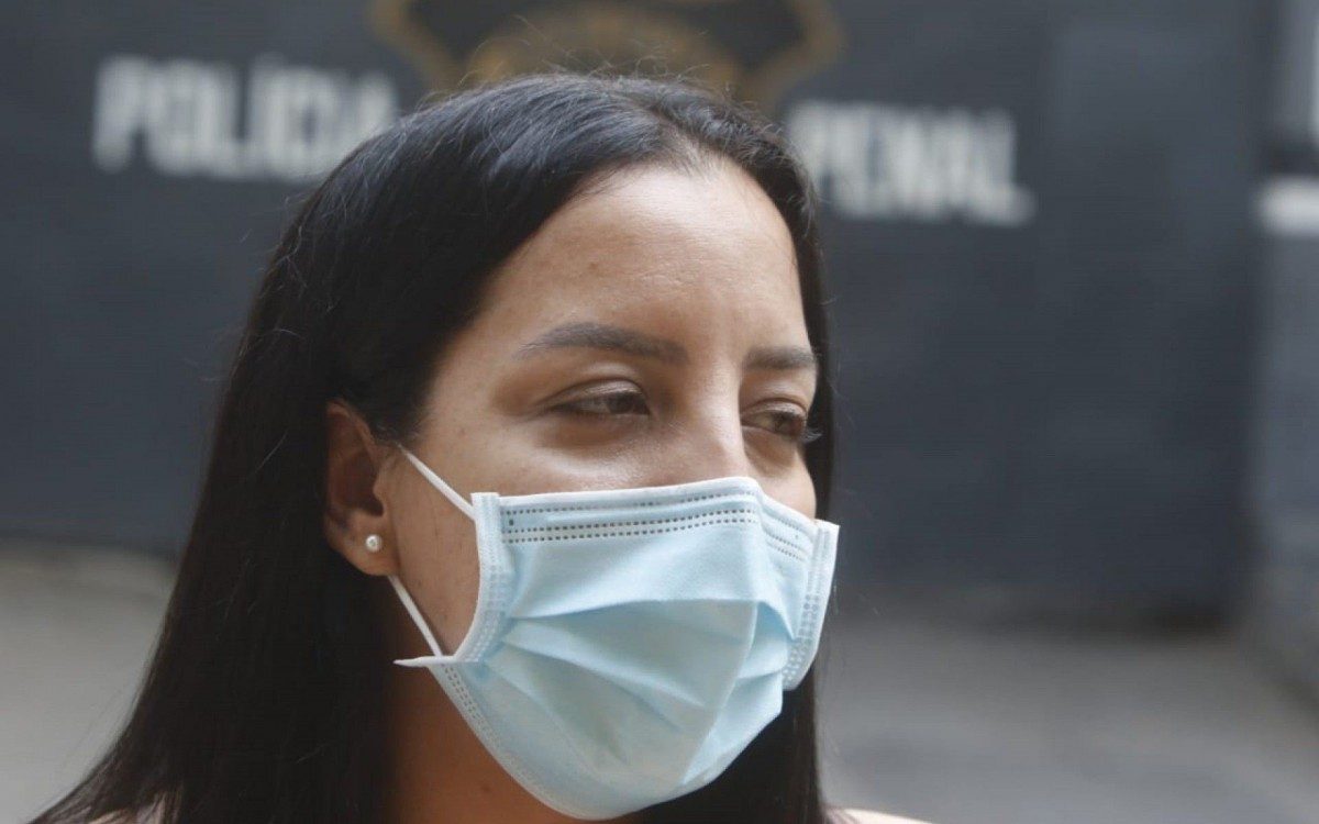 Érica Armond, esposa de Raoni, em frente à Cadeia Pública Frederico Marques, em Benfica - Reginaldo Pimenta/Agência O Dia