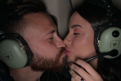 Bianca Andrade e Fred comemoram um ano de namoro com voo de helicóptero