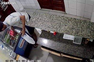 Vídeo: homem invade bar pela terceira vez em 15 dias e furta até picolés