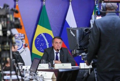 No Brics, Bolsonaro destaca a importância da China na produção de vacinas e da parceria com o Brasil