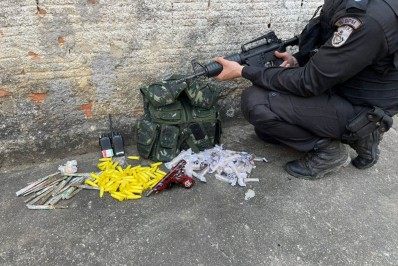 Trio é preso e drogas são apreendidas em comunidade de Caxias