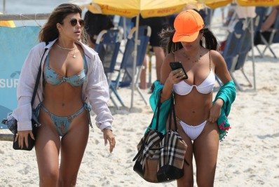 Ex-BBB Thais Braz exibe as curvas com amiga em praia do Rio