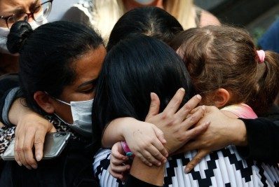 Amigos e familiares se despedem de Dudu Braga em velório em São Paulo