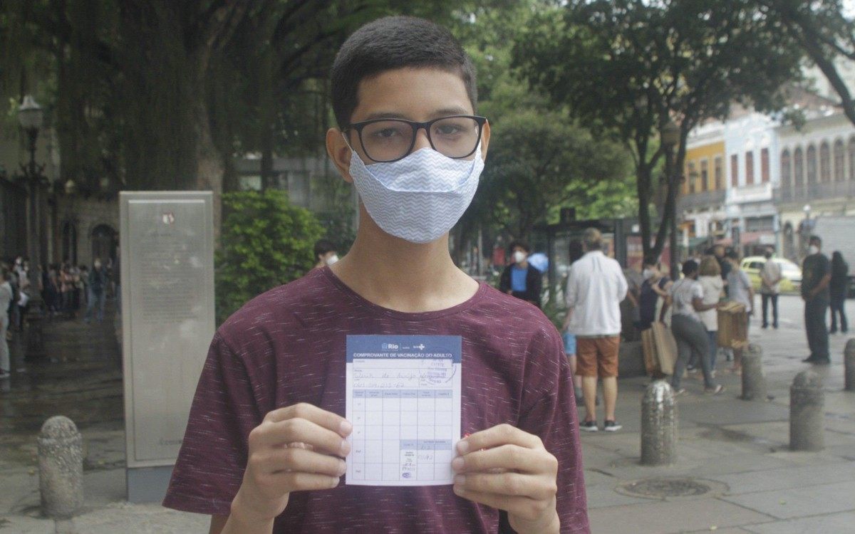 Vacinação contra o Covid,hoje sexta feira (10) foi dia de vacinar jovens de 15 anos, na foto Werik Araujo Mesquita 15 anos, no Centro Municipal de Saúde Manoel José Ferreira no Catete Zona Sul do Rio de Janeiro.