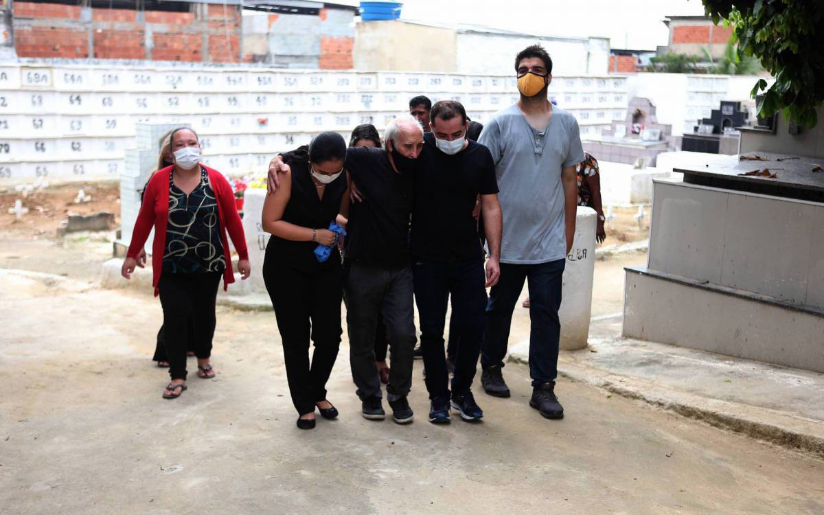 Pai do Marcos, Seu Machado, precisou ser amparado por amigos e familiares