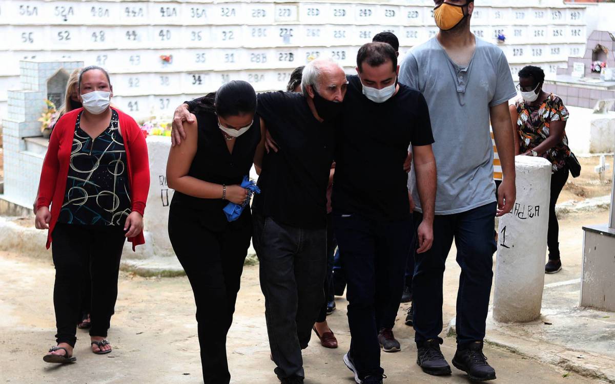 Pai do Marcos, Seu Machado, precisou ser amparado por amigos e familiares 