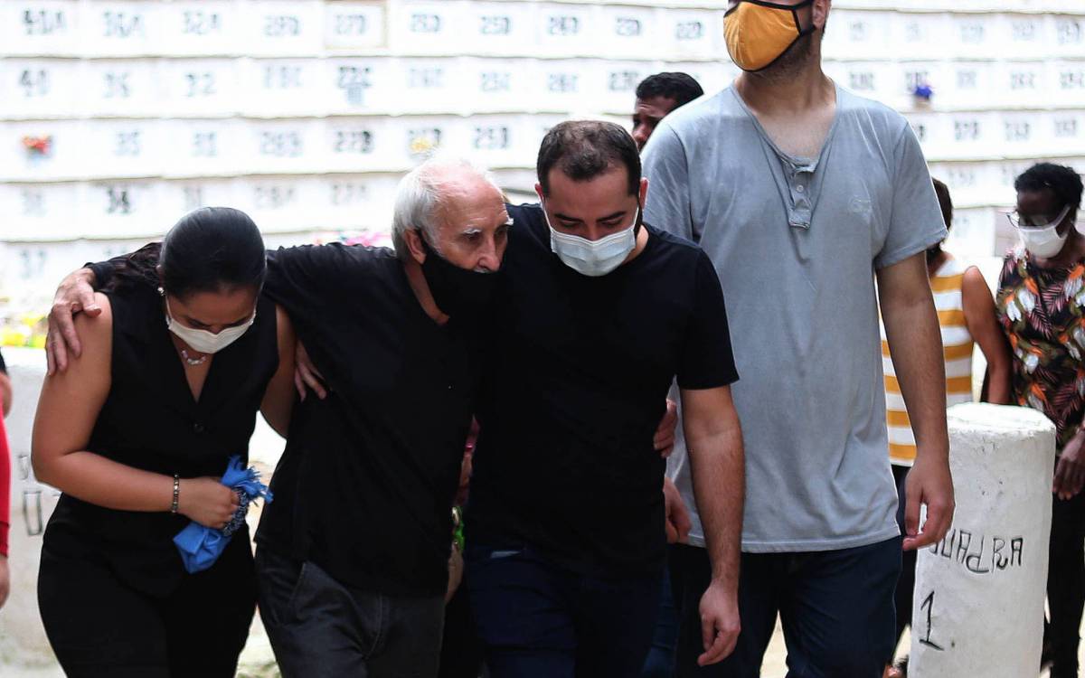 Pai do Marcos, Seu Machado, precisou ser amparado por amigos e familiares 