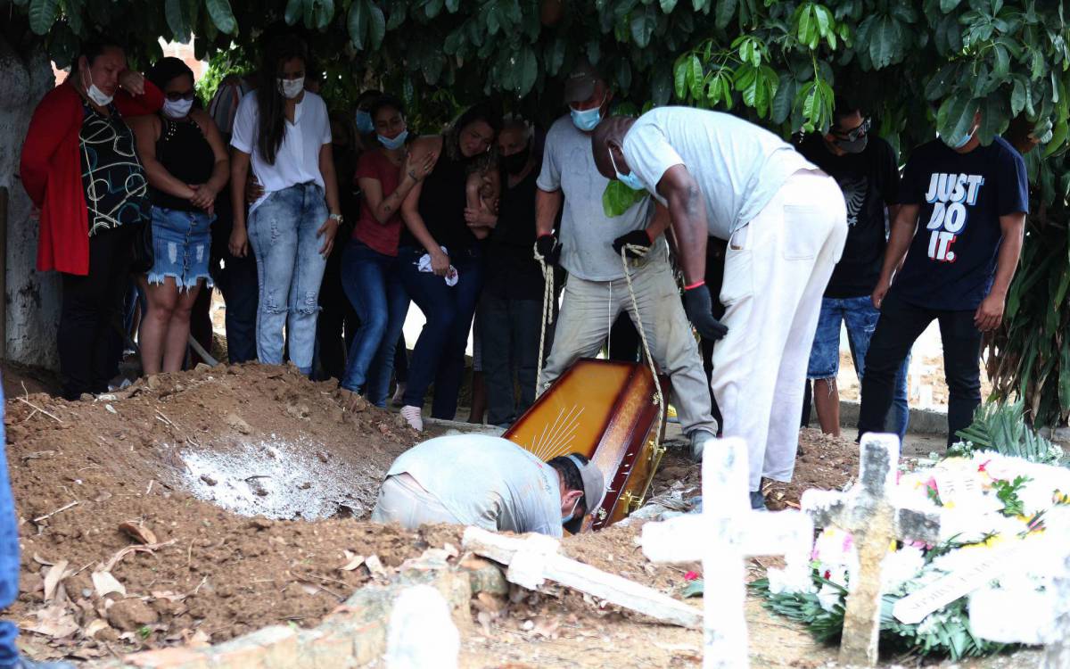 Guilherme Brito, 15 anos, se vacinou no posto de Sa&uacute;de Manoel Jos&eacute; Ferreira, no Catete