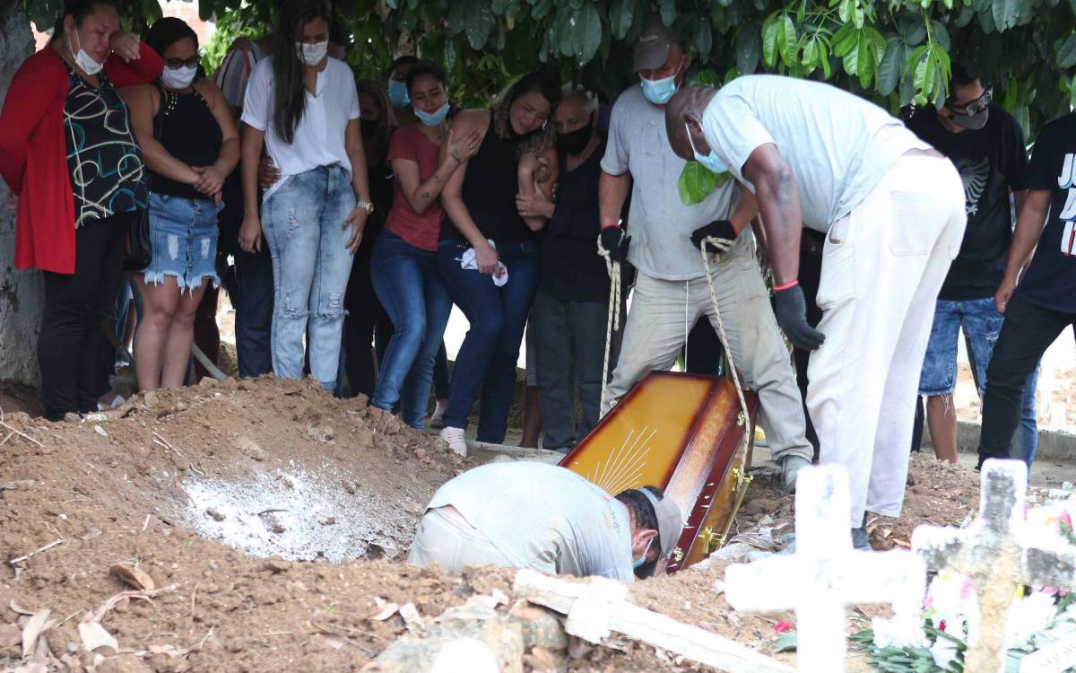Familiares e amigos prestaram as &uacute;ltimas homenagens a Marcos