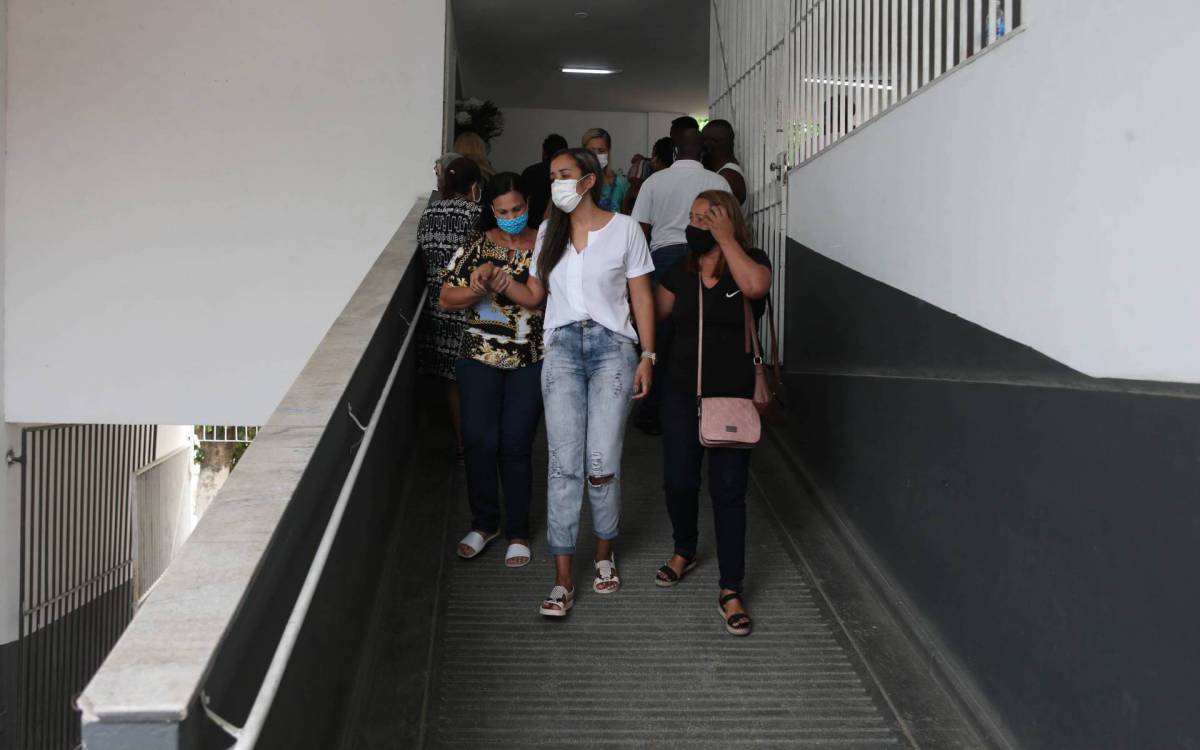 Noiva de Marcos Appolinario, Vanessa da Rosa Santana (de branco)