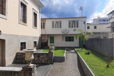 Fundação Dom João VI em Nova Friburgo recebe diploma Heloneida Studart