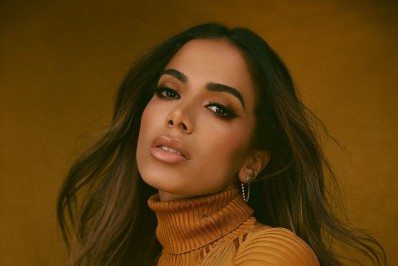 'Não acredito que ela traiu o menino', opina Anitta