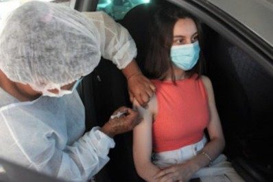 Estratégias para vacinar adolescentes devem envolver ambiente escolar, afirma pediatra