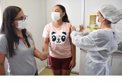 Angra vacina adolescentes de 12 a 14 anos
