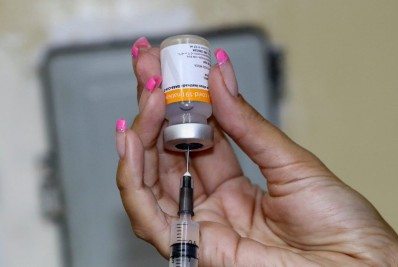 Auxiliar de enfermagem que fingiu aplicar vacina em idoso é condenada por improbidade administrativa