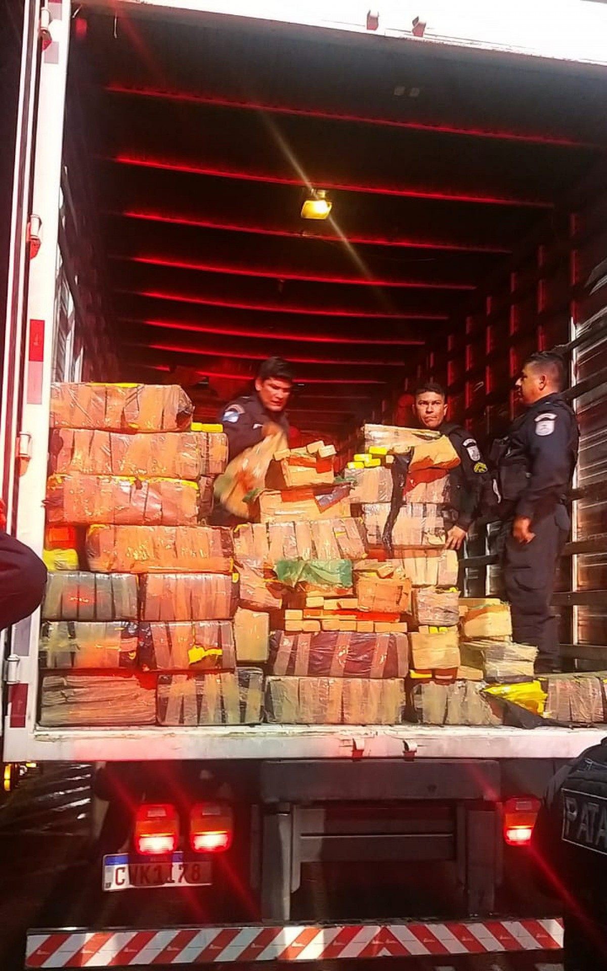 Os policiais encontraram quase uma tonelada de maconha em um fundo falso do caminhão, em Campos  - Divulgação 