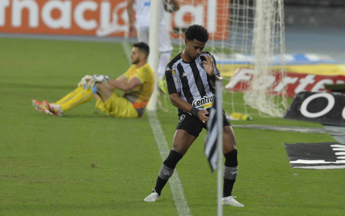  Partida entre as equipes de  Botafogo e Londrina, v&aacute;lido pelo Campeonato Brasileiro S&eacute;rie B .Realizado no est&aacute;dio Nilton Santos, na cidade do Rio de Janeiro , RJ, neste s&aacute;bado (11).