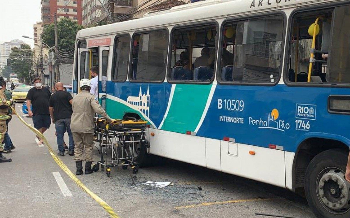 &Ocirc;nibus colidiu contra a porta de uma loja na Rua Pereira Nunes