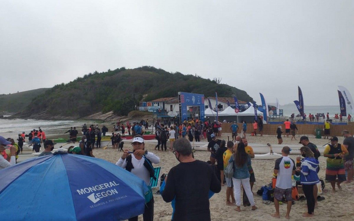 Praia do Per&oacute; ficou tomada pelos atletas nesta manh&atilde; de a&aacute;bado 