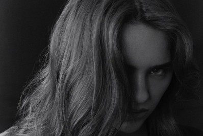 Rafa Kalimann sensualiza para fotos e filosofa: 'O próprio apesar nos empurra para frente'