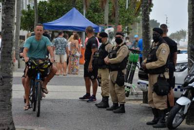 Tempo nublado afasta cariocas da praia neste sábado