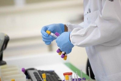 Dose de reforço para todos requer mais dados, diz infectologista