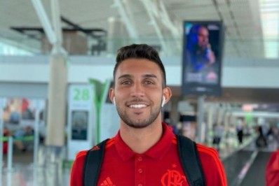 Ex-jogador do Flamengo é baleado após confusão em boate