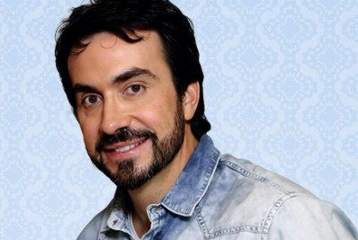 Tiago Leifert é homenageado por Padre Fábio de Melo