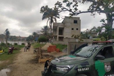 Denúncia de construção irregular leva polícia ambiental a São Pedro da Aldeia