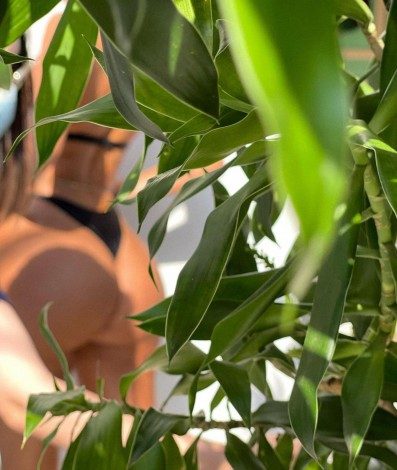 Pocah empina bumbum para fotos - Reprodução