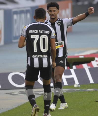 Warley comemora o seu primeiro gol no  jogo com Marco Antônio
