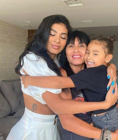 Pocah homenageia a filha com tatuagem  - Reprodução