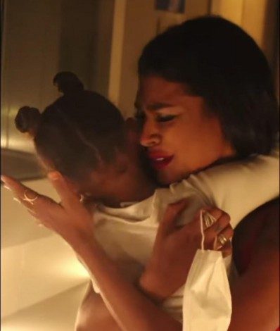 Pocah homenageia a filha com tatuagem  - Reprodução