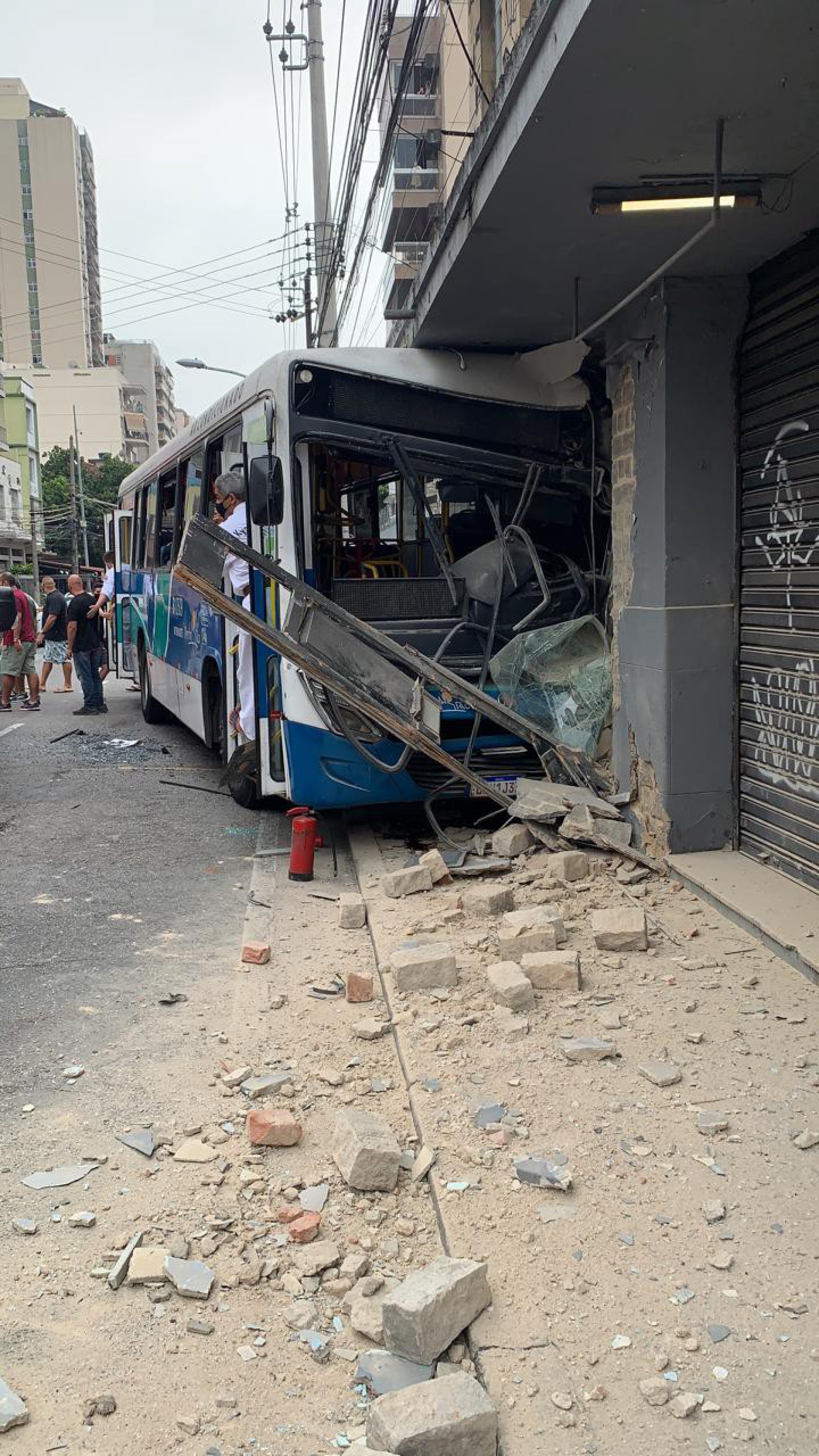 Ônibus colidiu contra a porta de uma loja na Rua Pereira Nunes - REPRODUÇÃO TWITTER