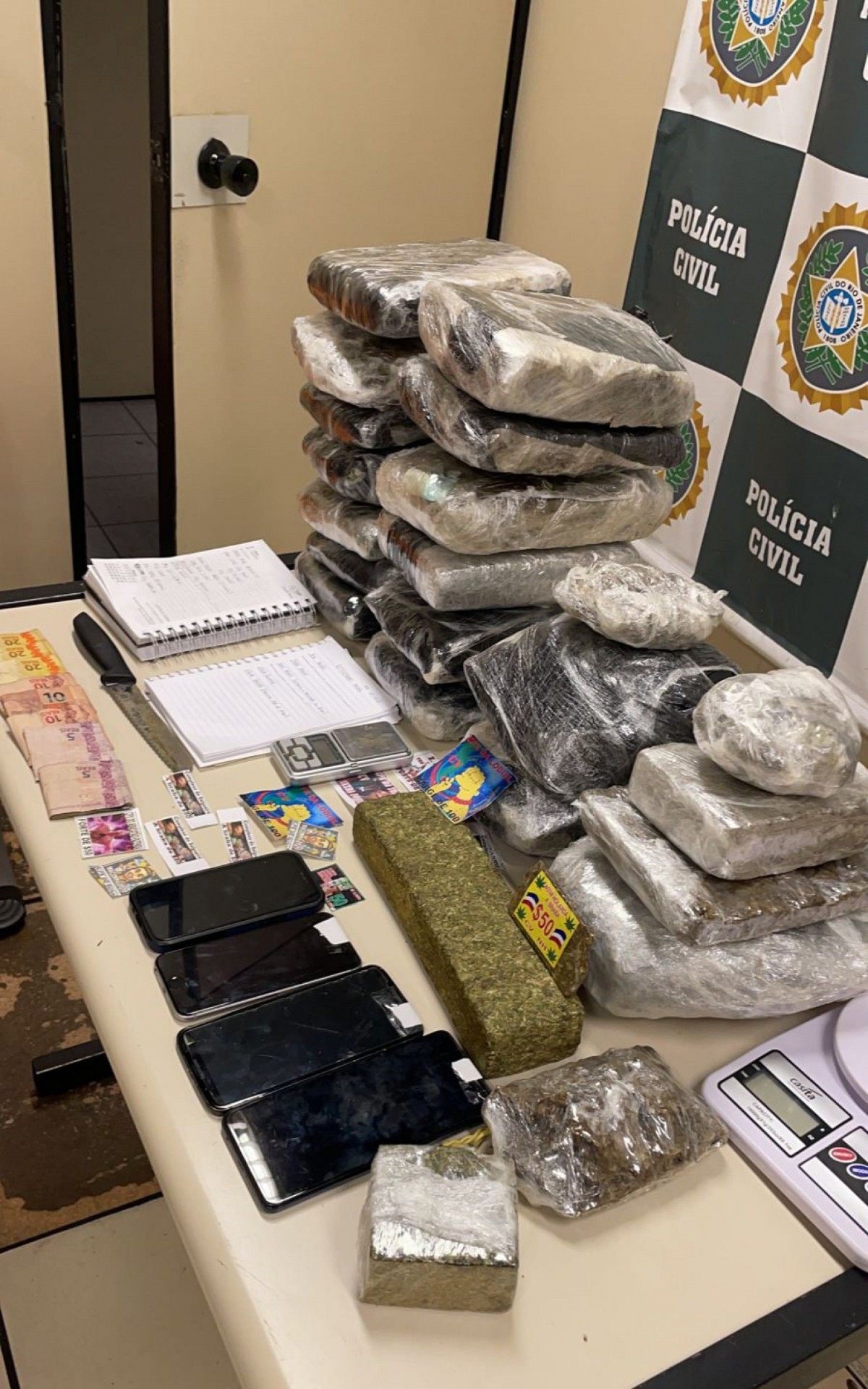 Agentes da 24ª DP encontraram cerca de 20 quilos da droga, que seriam revendidos pelo valor de R$ 8 mil - Divulgação 