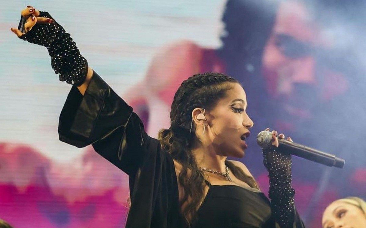Anitta se apresenta em evento de luta nos EUA
