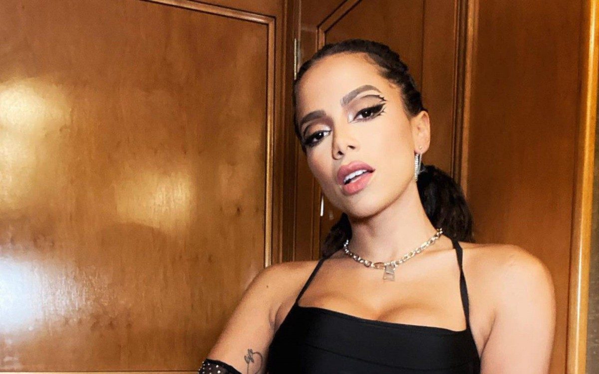 Anitta se apresenta em evento de luta nos EUA
